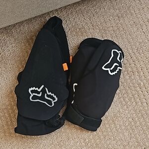Mtn biking knee and elbow pads Fox brand